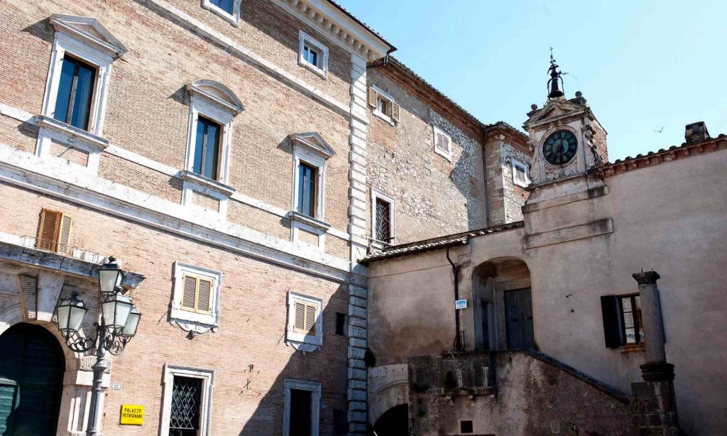 Facciata del Palazzo rinascimentale di Amelia, Palazzo Petrignani