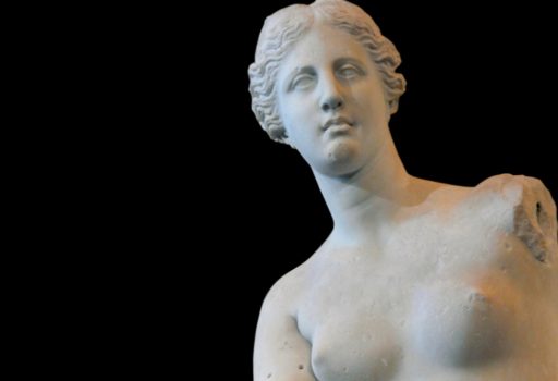 Particolare del busto della statua della Venere di Milo al Museo del Louvre di Parigi