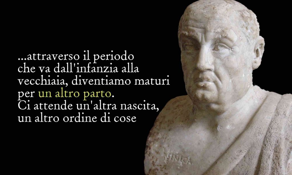 Busto di Seneca con citazione sulla sua concezione della morte "attraverso il periodo che va dall'infanzia alla vecchiaia, diventiamo maturi per un altro parto.
Ci attende un'altra nascita, un altro ordine di cose "