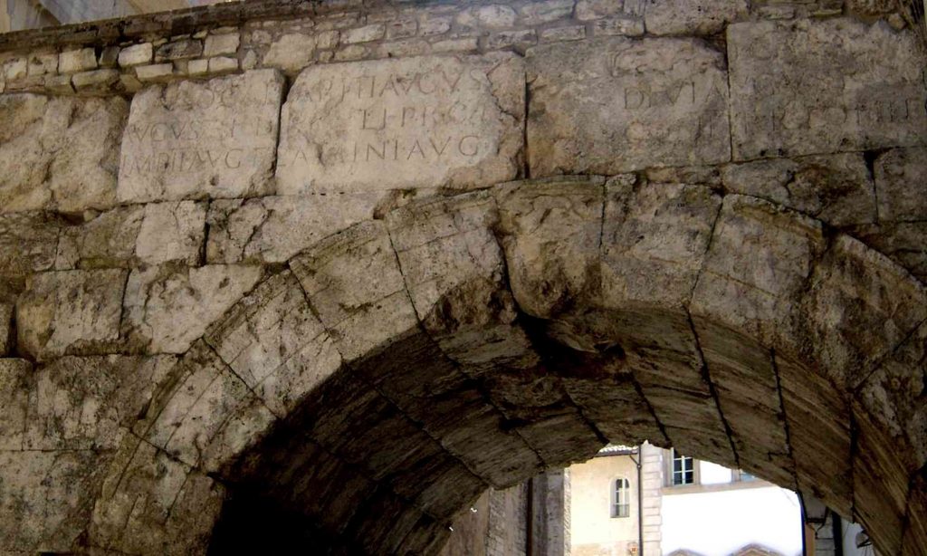 Particolare con iscrizione dell'arco di Druso e Germanico a Spoleto