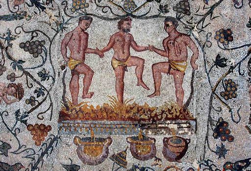 Mosaico romano che mostra tre uomini che pigiano uva
